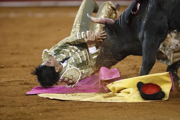 EFE José Alberto Ortega lidia a su segundo toro en la Plaza de Toros México