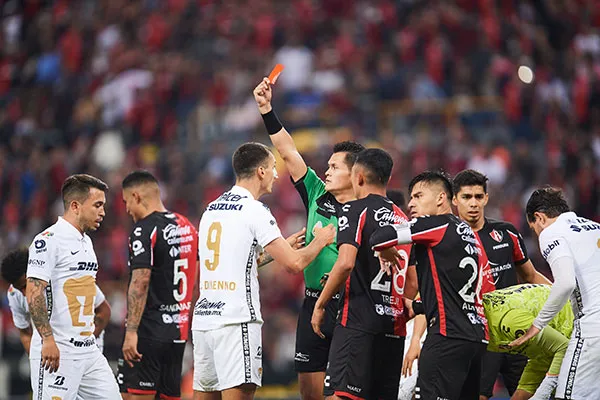 El momento de la expulsión del delantero de Pumas