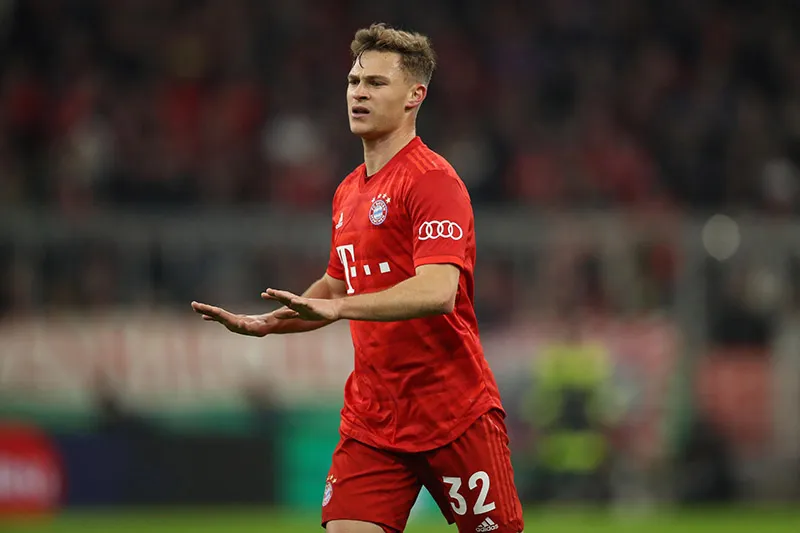 Joshua Kimmich durante un duelo con el Bayern Munich