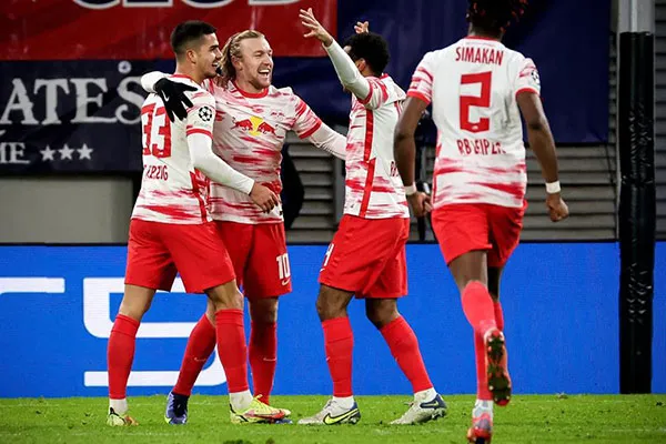 Jugadores del equipo alemán festejan uno de los goles