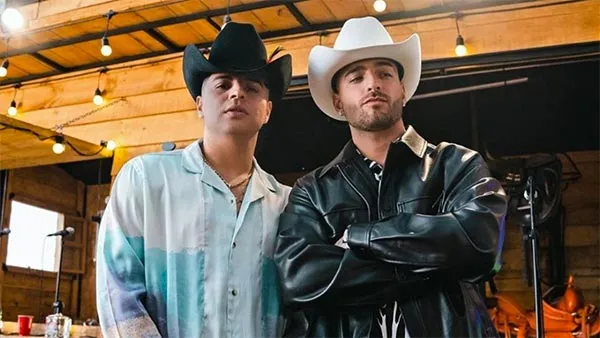 El colombiano junto a Eduin Caz, vocalista del grupo tijuanense