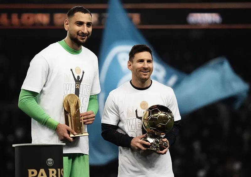 Messi y Donnarumma posan con sus respectivos trofeos