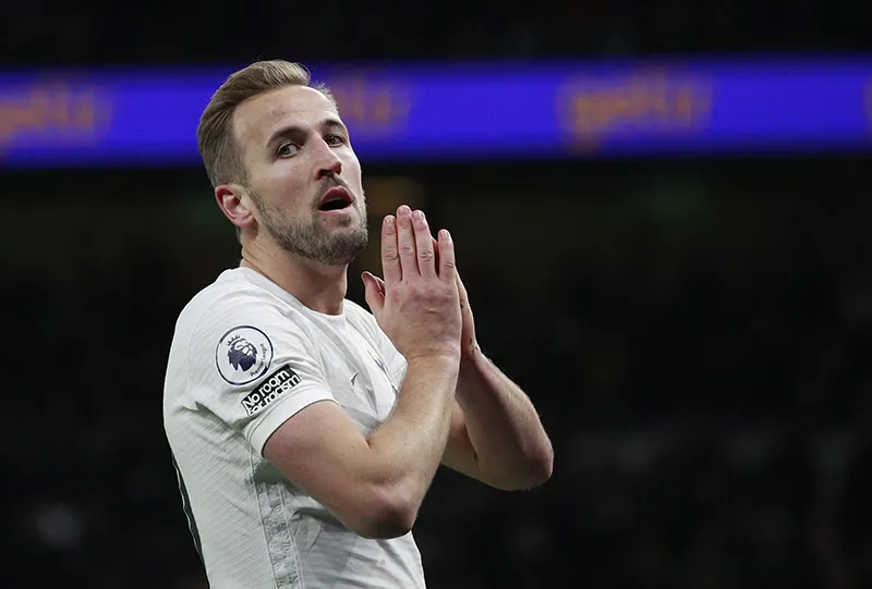 Kane lamenta una acción en un duelo del Tottenham