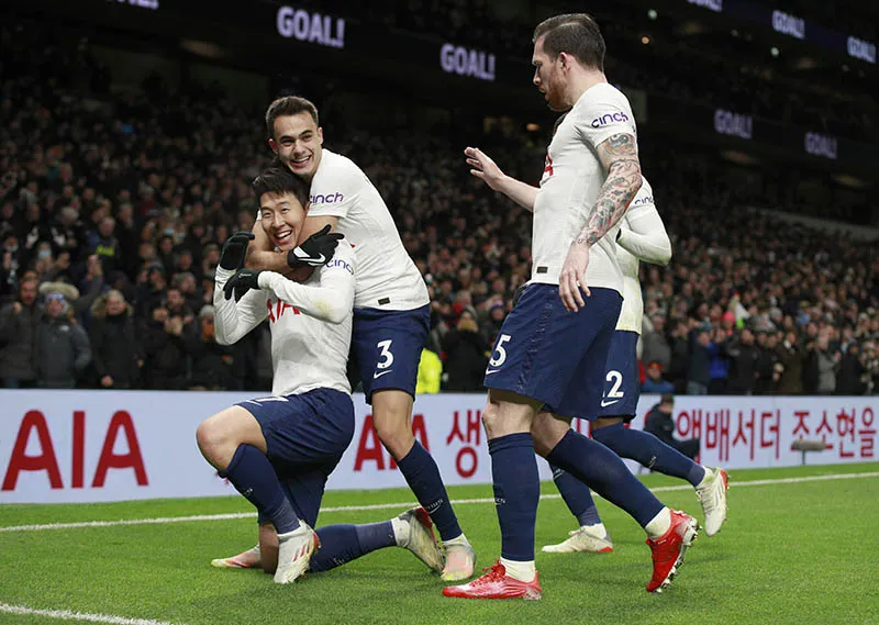 Jugadores celebran un gol en un duelo del Tottenham