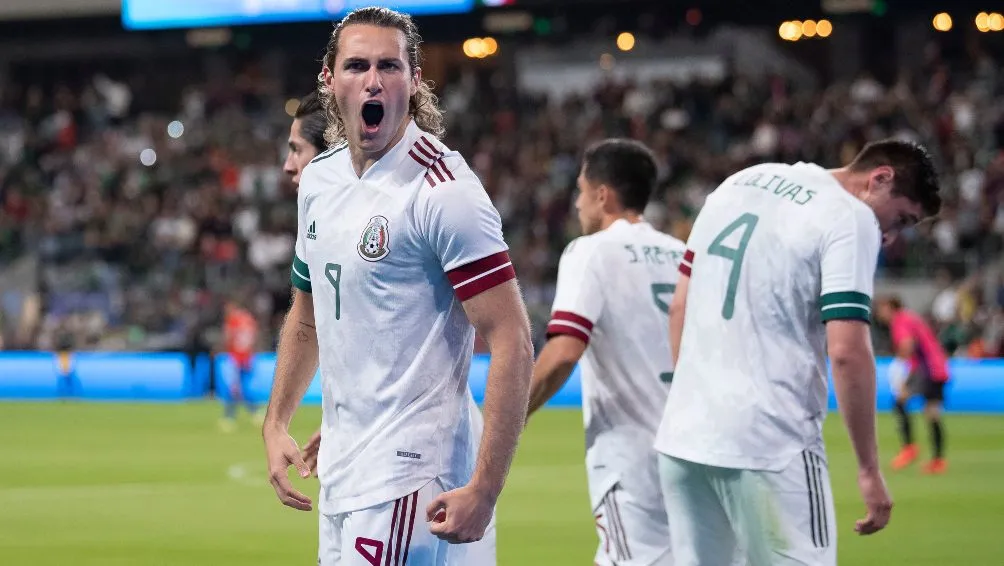 Santi Giménez en festejo con el Tri