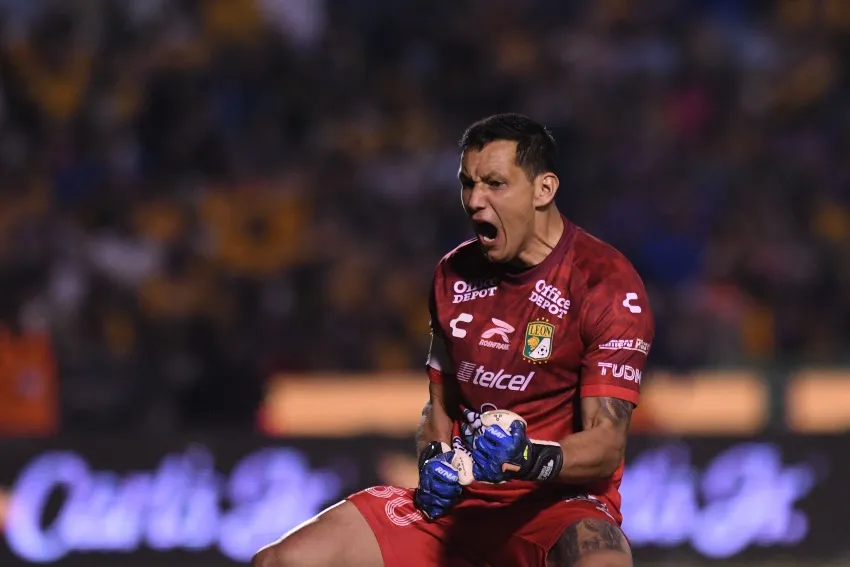 Rodolfo Cota en un partido del León