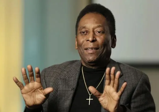 AP Pelé en una charla con los medios