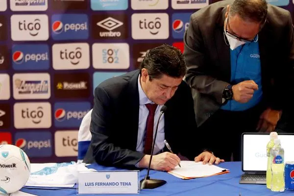 Luis Fernando Tena en su presentación como nuevo DT de Guatemala