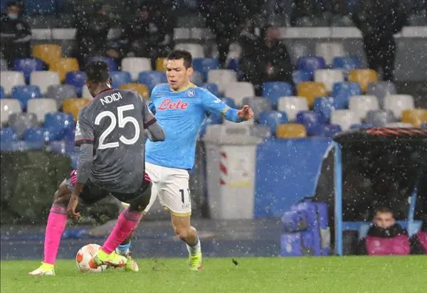 Hirving Lozano en acción con el Napoli