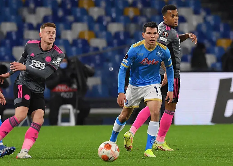 Chucky Lozano durante un duelo con el Napoli