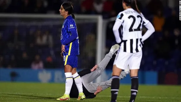 ESPECIAL Kerr del Chelsea tacleó a aficionado