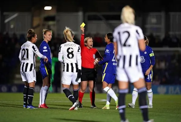 ESPECIAL Samantha Kerr recibe la amarilla dentro del terreno de juego