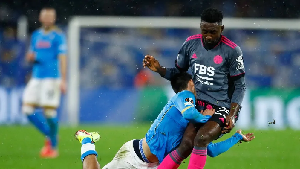 Hirving Cucky Lozano tras el impacto con Wilfred Ndidi