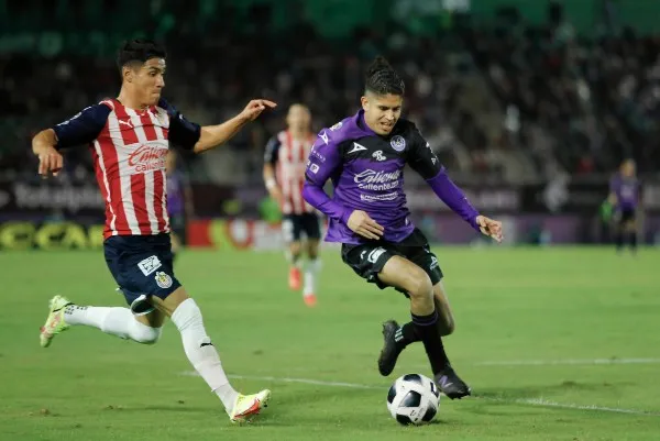 Uriel Antuna de Chivas en acción contra Mazatlán