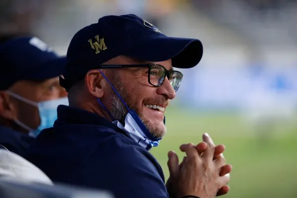 Andrés Lillini reacciona durante partido