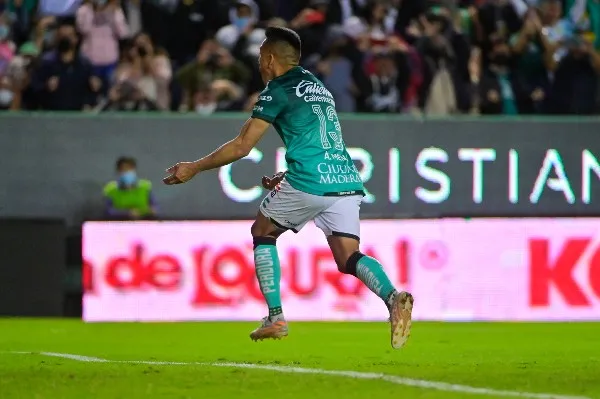 Ángel Mena festeja gol ante Atlas