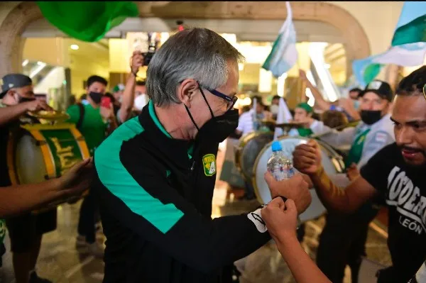 El timonel Ariel Holan se despide de la afición