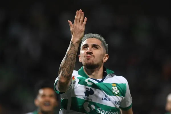 Diego Valdés reacciona durante partido