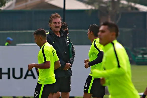 Ricardo La Volpe durante entrenamiento con las Águilas en 2016