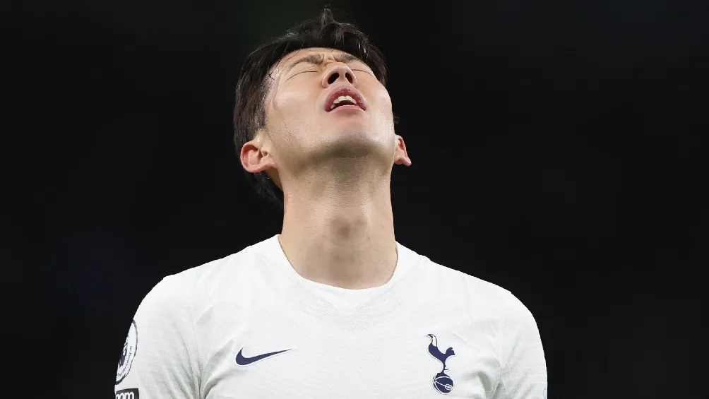 AP Heung-Min Son lamentándose durante un partido con el Tottenham