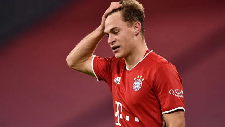 Joshua Kimmich durante un duelo con el Bayern Munich