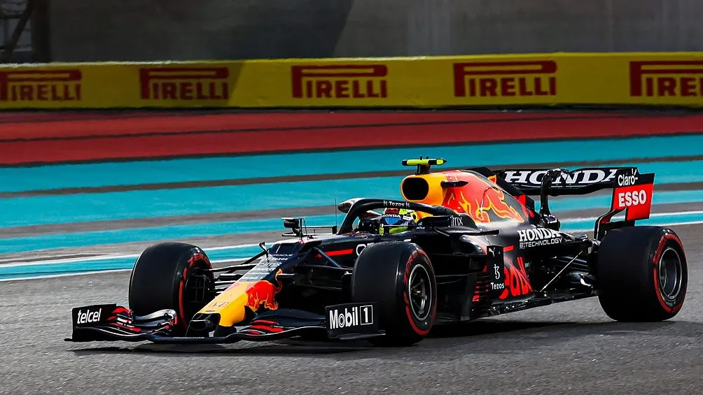 Checo Pérez corriendo en el Gran Premio de Abu Dabi