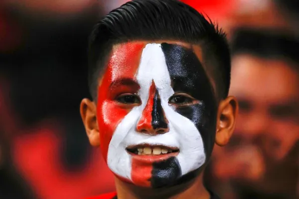 Niño entre la afición de Atlas