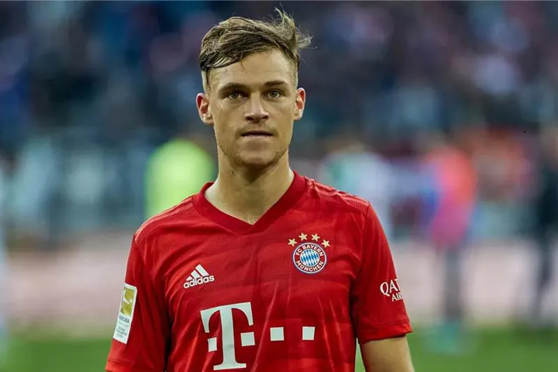 Joshua Kimmich durante un duelo con el Bayern Munich
