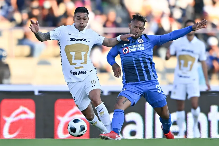 Walter Montoya durante un partido con Cruz Azul