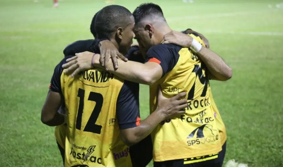 Jugadores del Real España celebran gol