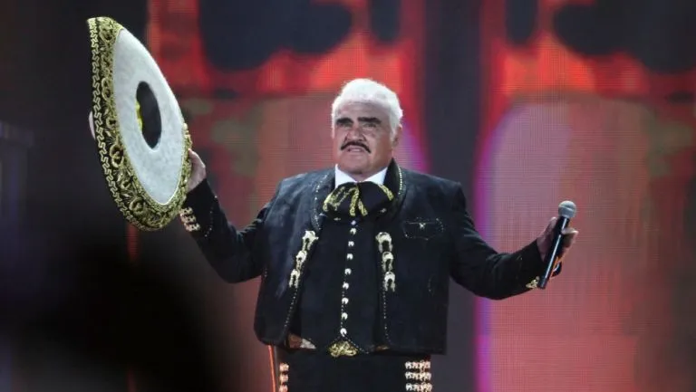 Vicente Fernández dando concierto en México