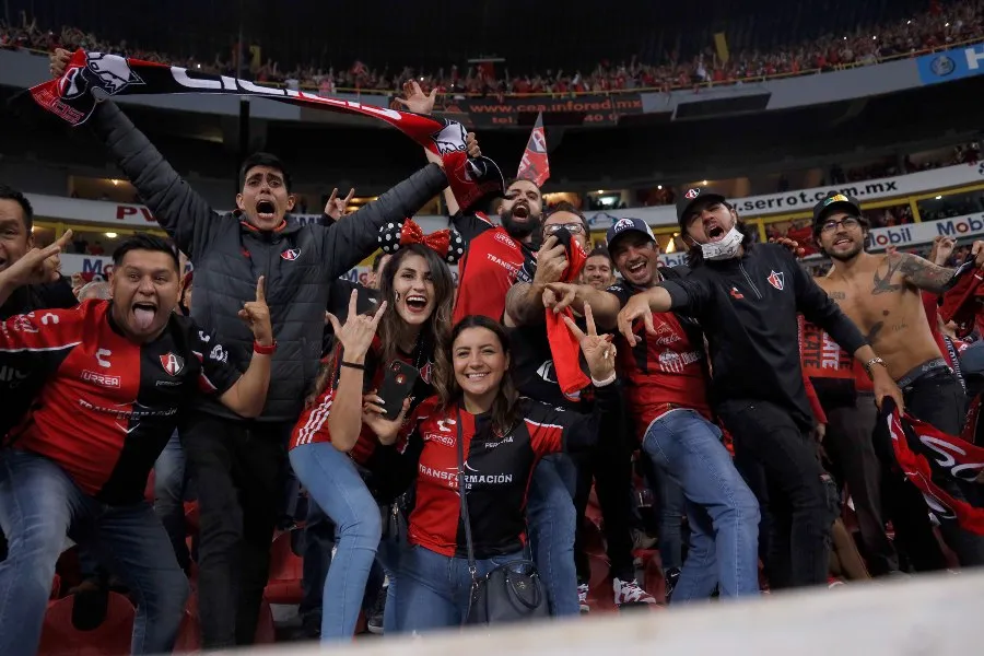 IMAGO7 Afición del Atlas festejando 2do campeonato