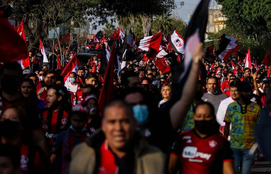 Seguidores rojinegros en las calles de Guadalajara