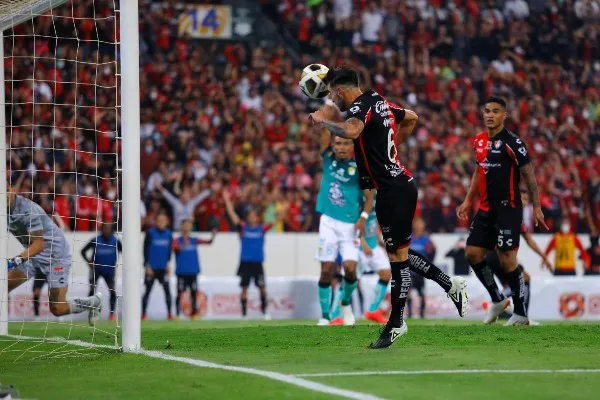 Edgar Zaldívar falla frente al arco de León