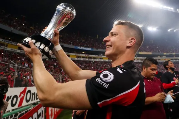 Julio César Furch levanta el título en el Jalisco