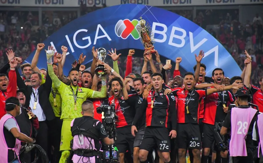 Jugadores de Atlas celebran el título