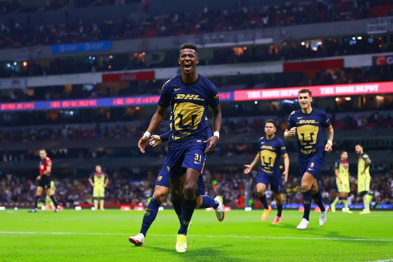 Washington Corozo en acción con Pumas
