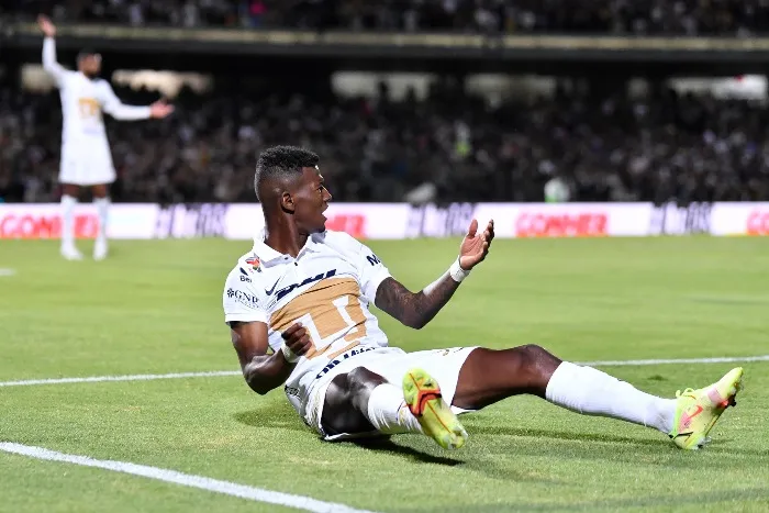 Washington Corozo en acción con Pumas