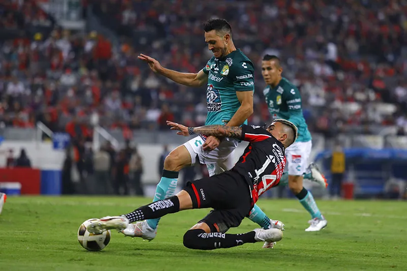Reyes y González pelean por el balón en la final