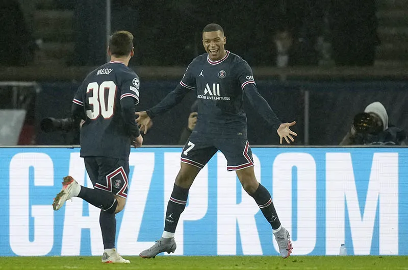 Kylian Mbappé festeja un gol con el PSG