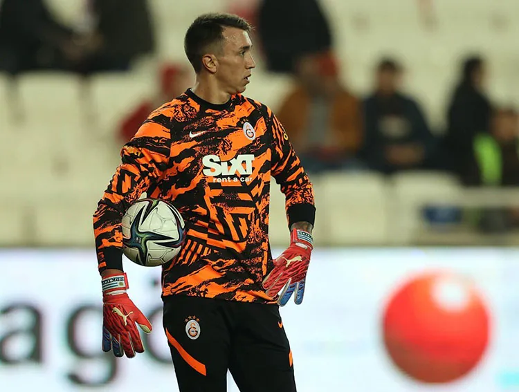 Fernando Muslera previo a un duelo en Turquía