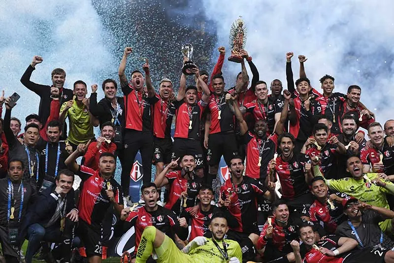 Rocha levanta el trofeo de campeón del Apertura 2021