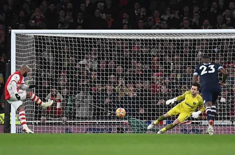 Así detuvo el penalti Lukasz Fabianski a Alexandre Lacazette