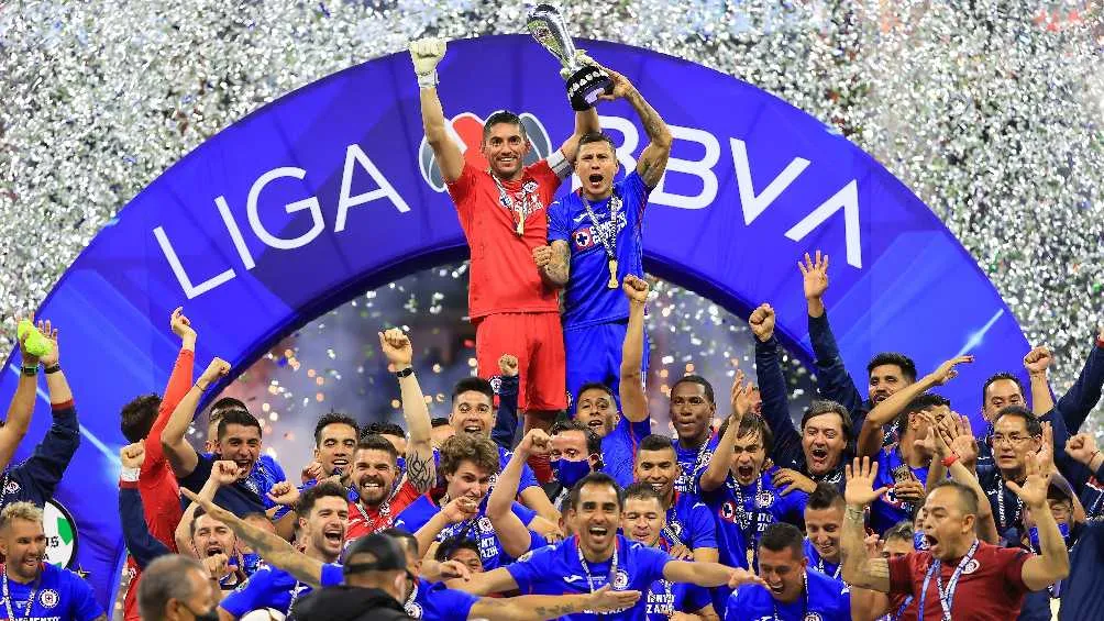 Cruz Azul alzando el título del Torneo Clausura 2021 en la Liga MX