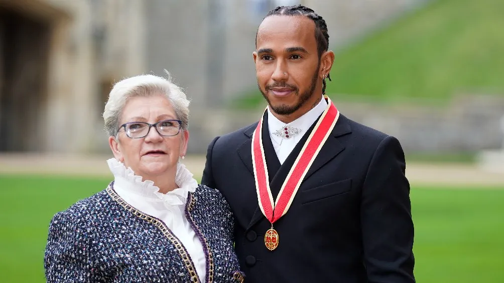 AP Lewis Hamilton acompañado de su mamá en la condecoración