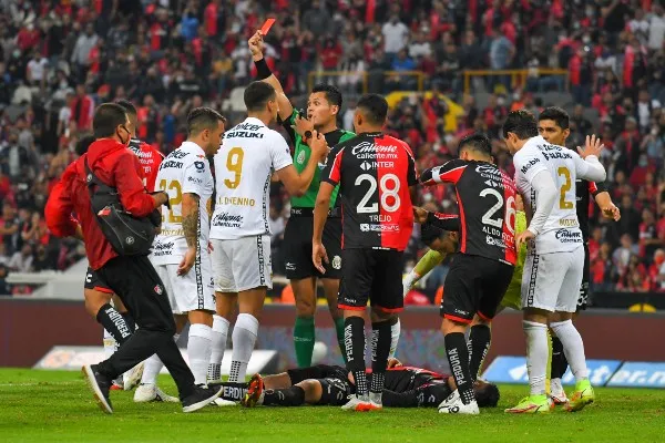 Jesús Angulo tendido sobre la cancha tras accidente con Dinenno