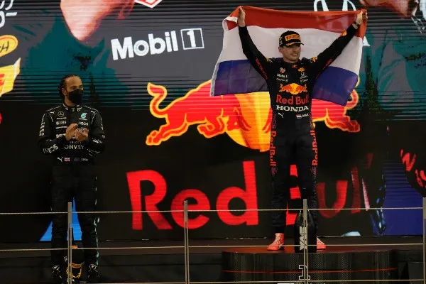 AP Lewis Hamilton y Max Verstappen en el podio de Abu Dabi