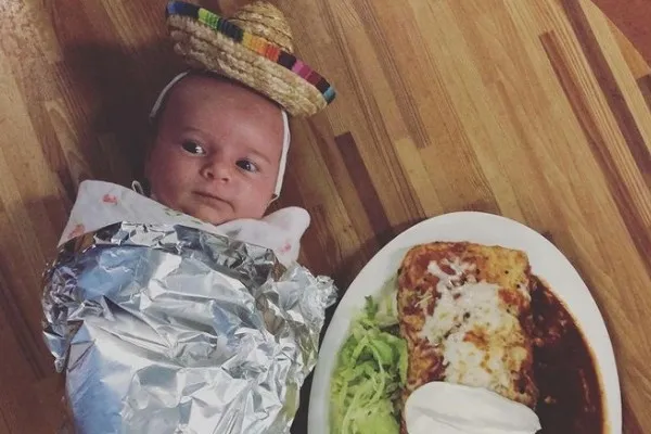 Bebé posa a un lado del platillo