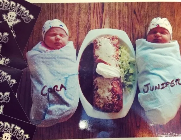 Gemelas junto al popular burrito de Gorditos