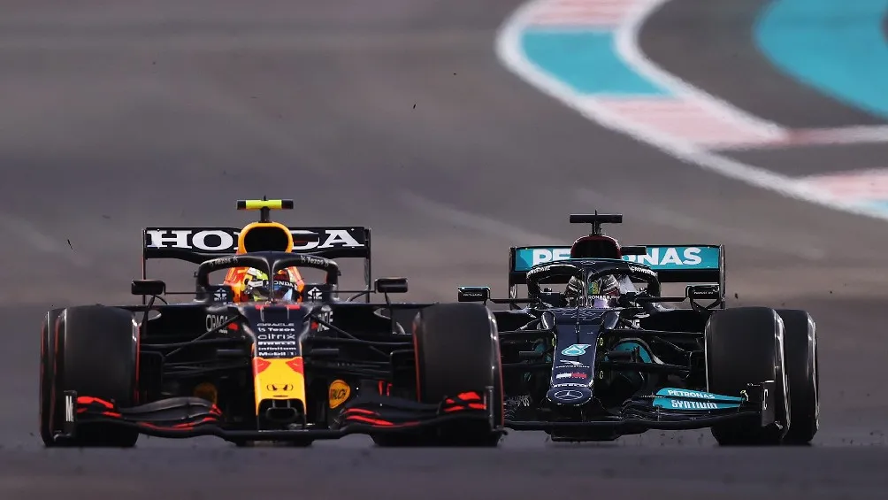 TWITTER | @SCHECOPEREZ Checo Pérez defendiéndose de Lewis Hamilton en el GP de Abu Dabi